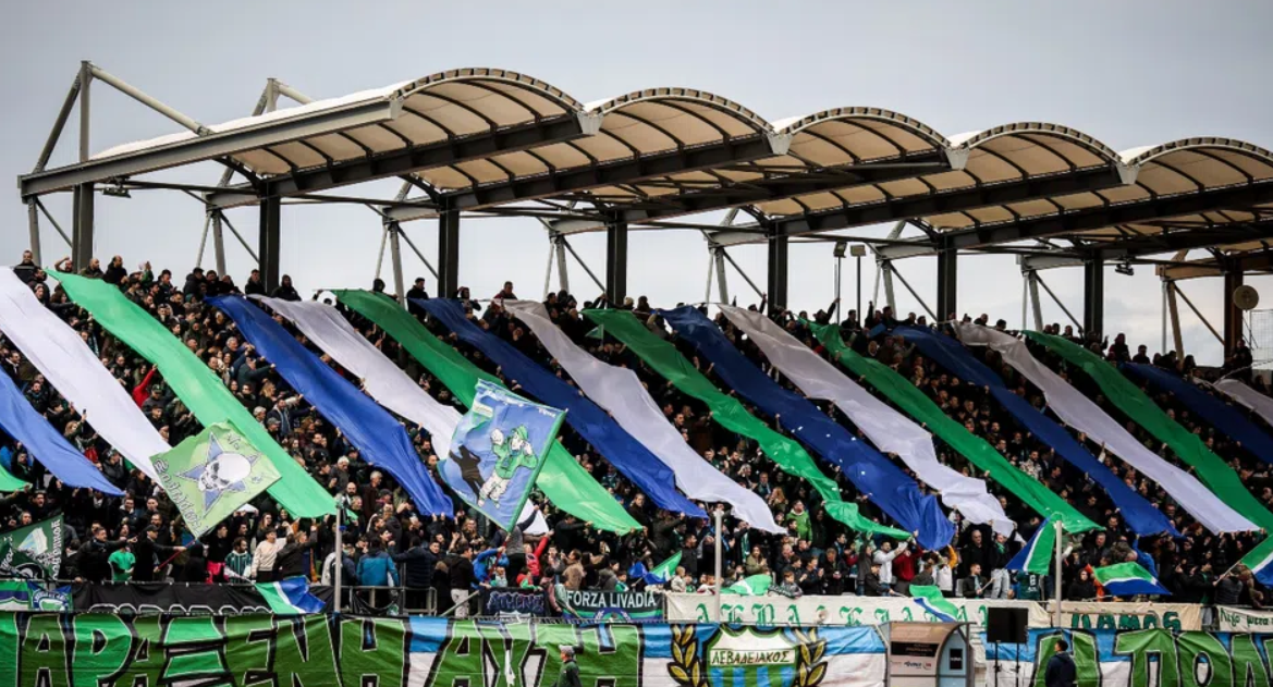 Οπαδός σκαρφάλωσε - κυριολεκτικά - στα κεραμίδια (ΦΩΤΟΓΡΑΦΙΕΣ)