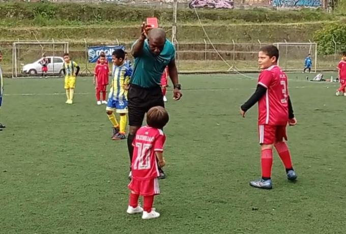 Τρομερός μπόμπιρας πήρε κόκκινη κάρτα επειδή... εισέβαλε σε αγώνα του μεγάλου αδερφού του 