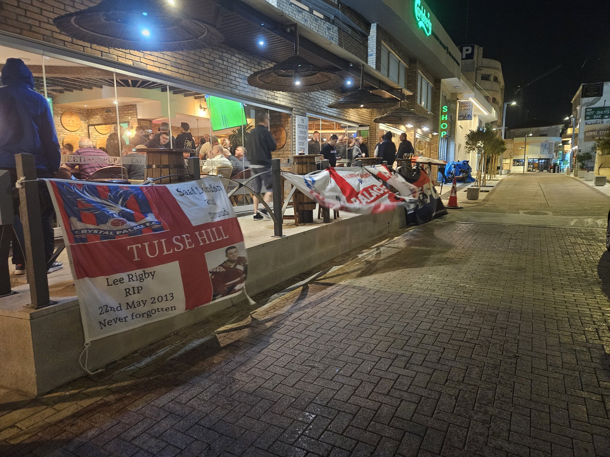 ΑΕΚ-Κρίσταλ Πάλας: Το pregame πάρτι των Άγγλων οπαδών σε παμπ στη Λάρνακα - ΒΙΝΤΕΟ