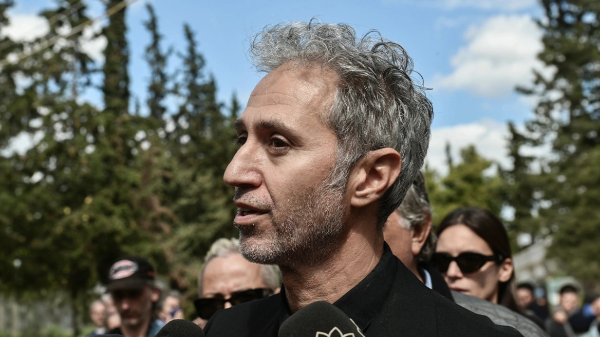 Συγγενείς, φίλοι και καλλιτέχνες στο τελευταίο αντίο στον Δημήτρη Κόκοτα - Συντετριμμένη η σύζυγός του - Δείτε βίντεο