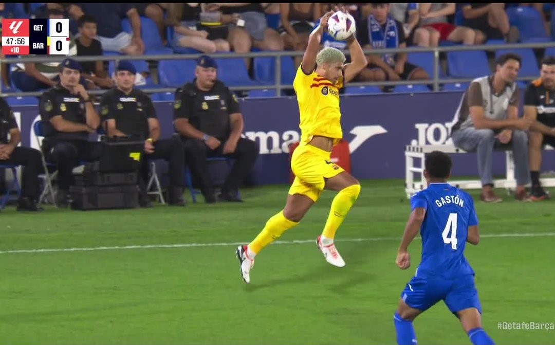 Ο Αραούχο έπαθε «black out» και έπιασε την μπάλα με τα χέρια (BINTEO)