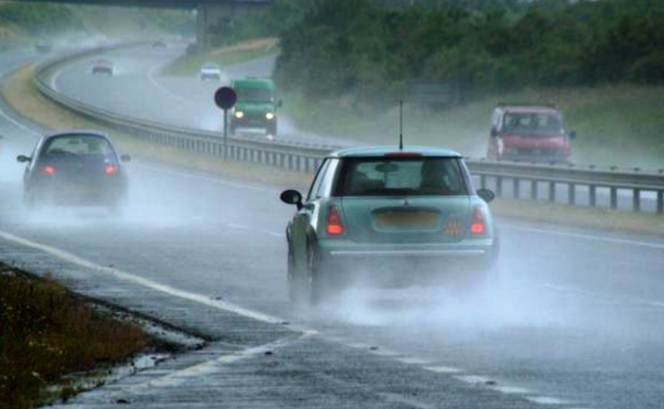 Χαμός στον αυτοκινητόδρομο: Νερά στον δρόμο και χαμηλή ορατότητα