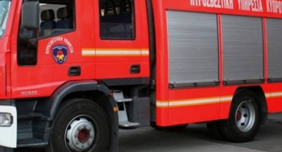 VIDEO: Παλιό νυχτερινό κέντρο το κτίριο που φλέγεται στη Λεμεσό - Κατέρρευσε μέρος της οροφής