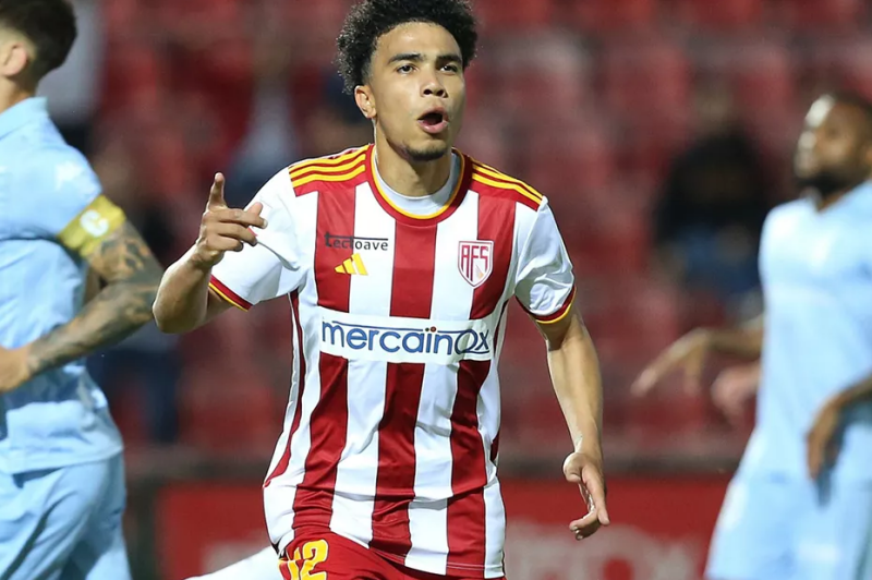 Παίρνει το... χαρτί κι έρχεται Κύπρο για να ολοκληρώσει το deal με τον Απόλλωνα!