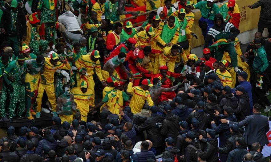 Επιχείρησαν εισβολή στον αγωνιστικό χώρο, ξέσπασαν επεισόδια με την αστυνομία (BINTEO)