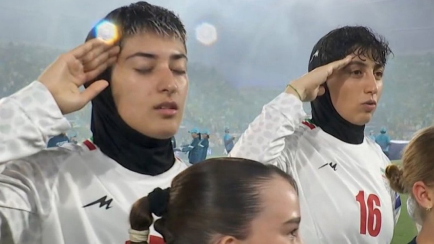 Από τις σκάλες, κάτω από τη μύτη των φρουρών τους, το έσκασαν οι Ιρανές ποδοσφαιρίστριες: Δείτε ΒΙΝΤΕΟ από τη δραματική απόδραση