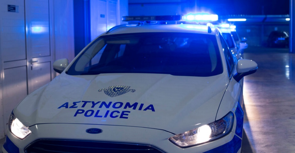 Τρόμος στη Λεμεσό: Μεθυσμένος εισέβαλε σε κατάστημα και απειλούσε αστυνομικούς με σπασμένο μπουκάλι!