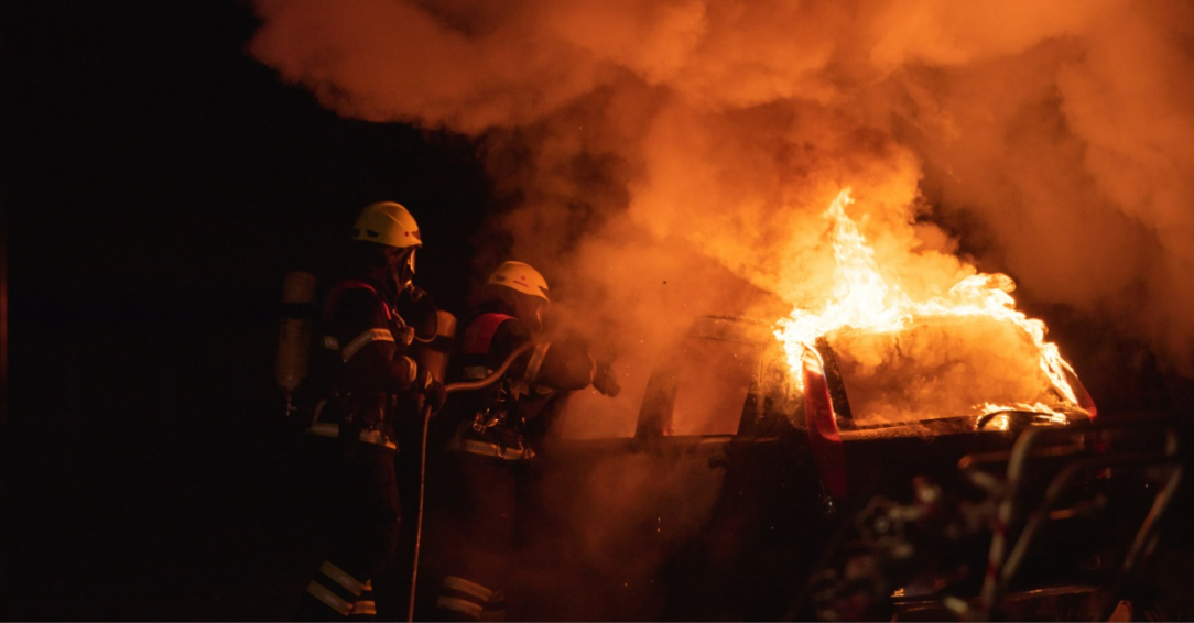 Βίντεο-ντοκουμέντο: Η στιγμή που κουκουλοφόρος «πυρπολεί» 180.000 ευρώ σε έκθεση πολυτελών οχημάτων στη Λεμεσό