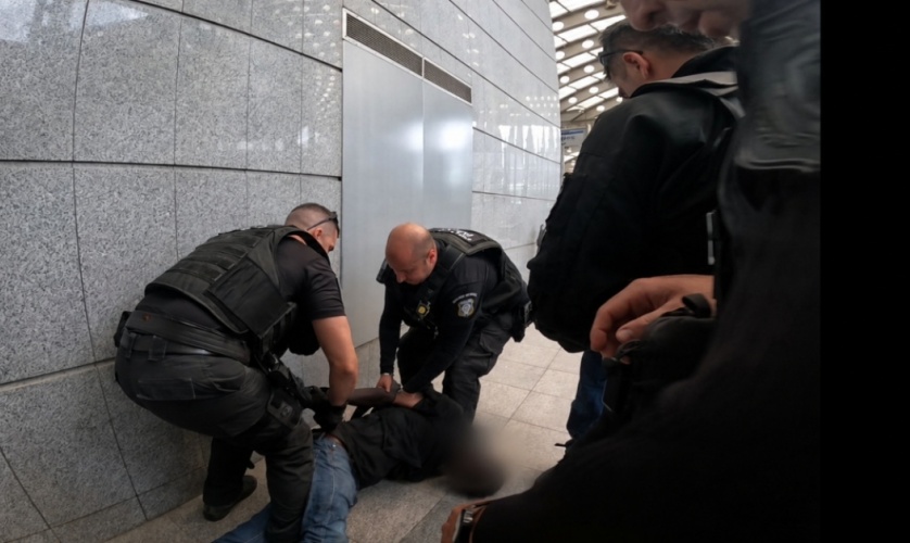 Συναγερμός στο Μετρό της Αθήνας: Άνδρας μπήκε μέσα και φώναζε «Αλλάχ Άκμπαρ» - Κλωτσούσε και έφτυνε αστυνομικούς