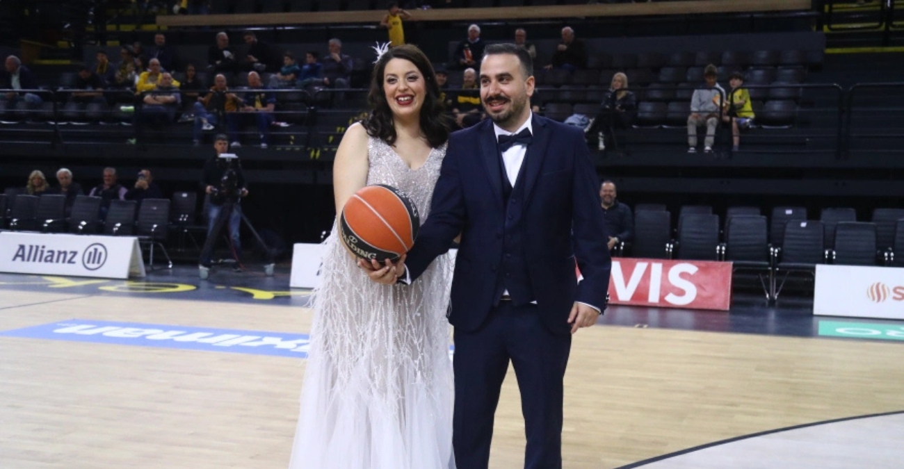 Ο Γιάννης και η Φωτεινή παντρεύτηκαν και από την εκκλησία πήγαν στο γήπεδο της ΑΕΚ για... σουτάκια (ΒΙΝΤΕΟ)