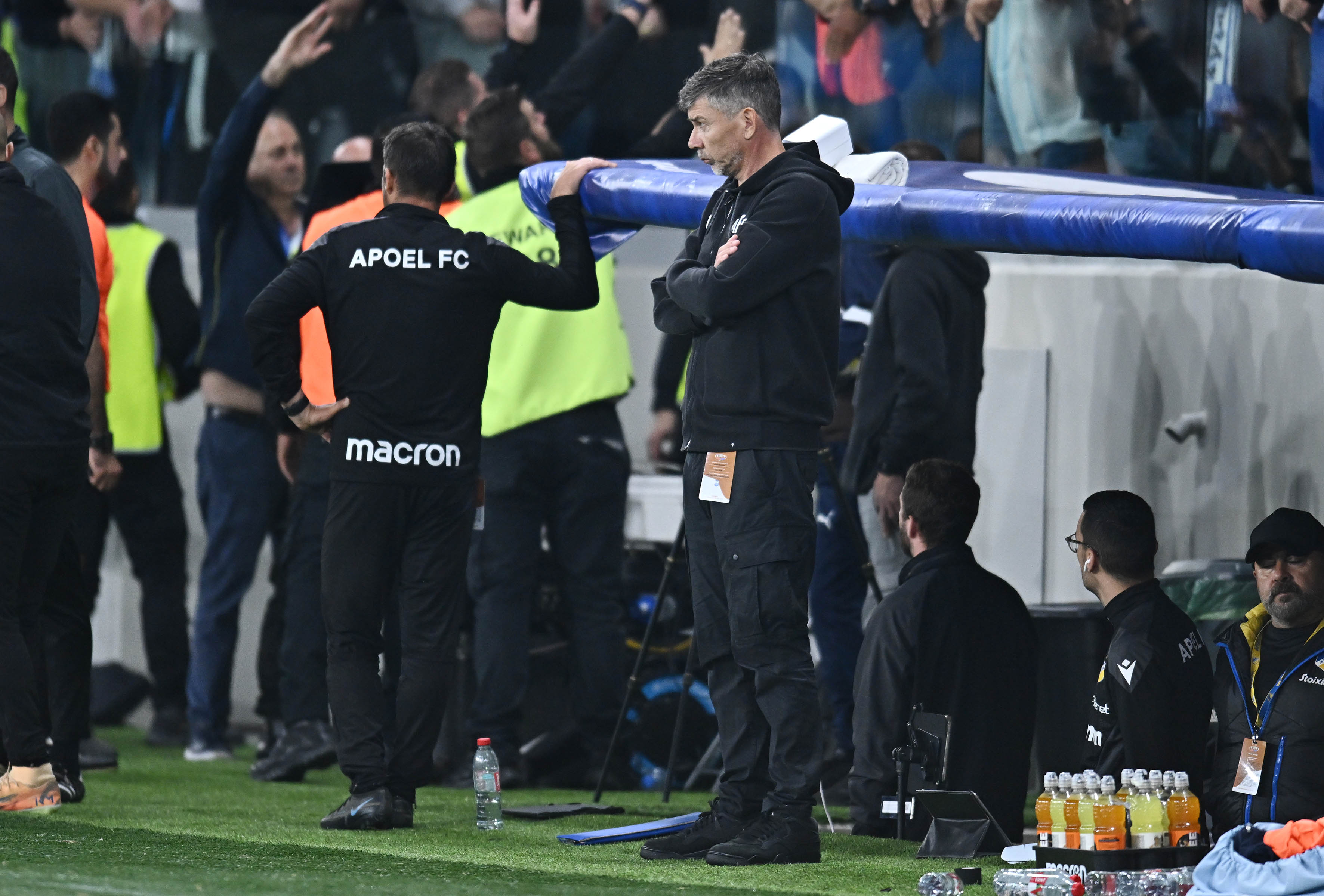 «Πεδίο μάχης» μετά το ΑΠΟΛΛΩΝ - ΑΠΟΕΛ: Σύρραξη, μπουκάλι και έξαλλος Πάμπλο Γκαρσία