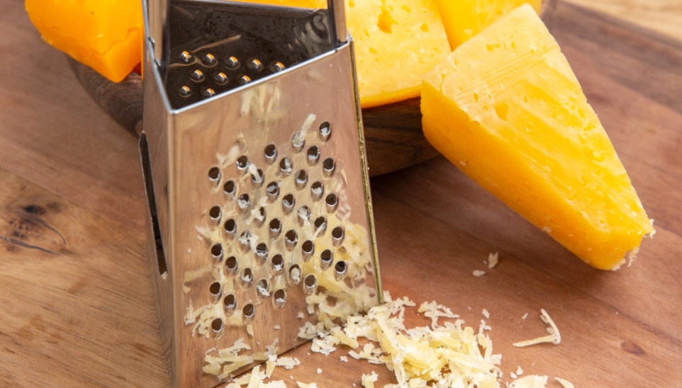 Τι χρησιμεύει η «μυτερή» πλευρά στον τρίφτη τυριού: Η απάντηση που μπερδεύει πολλούς στην κουζίνα
