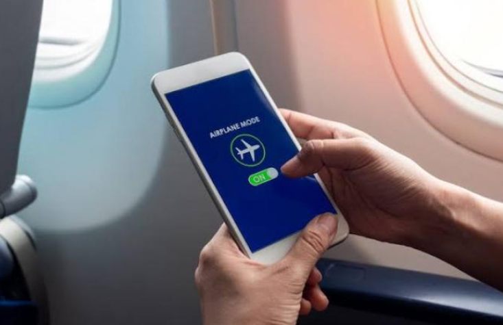 Γιατί ενεργοποιούμε το airplane mode στις πτήσεις; Ο πραγματικός λόγος είναι ο πιλότος