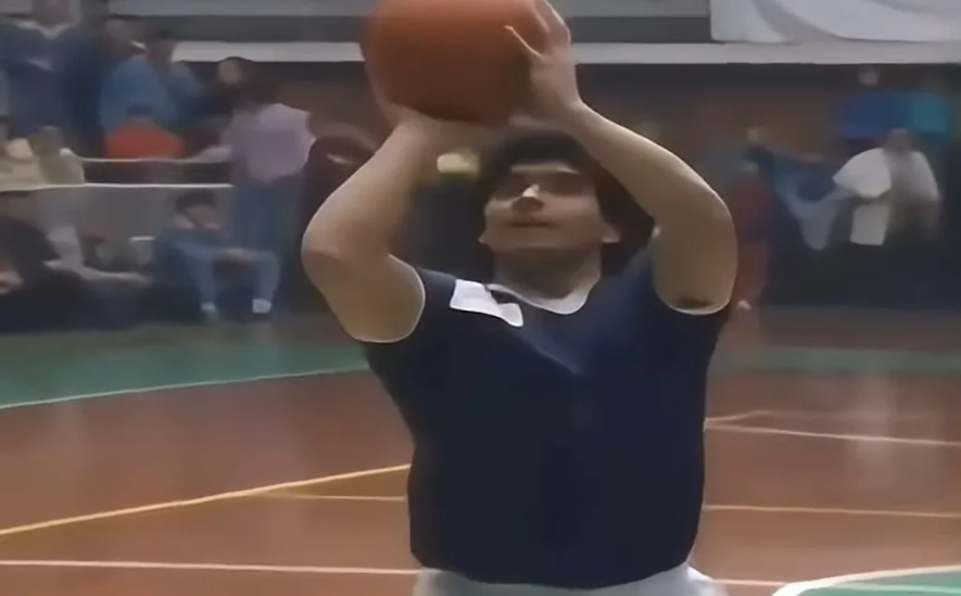 Ο Μαραντόνα με μπάλα μπάσκετ; Έγινε, μάγεψε και το χάρηκε (BINTEO)