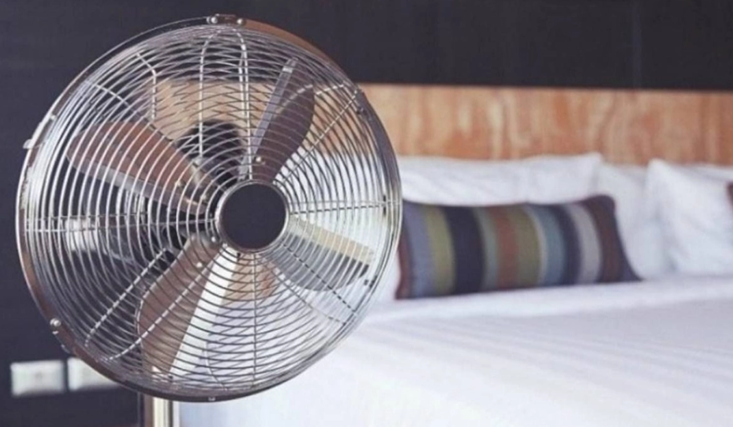 Κοιμάσαι με ανεμιστήρα; Η παγίδα που μπορεί να επηρεάσει την υγεία σου