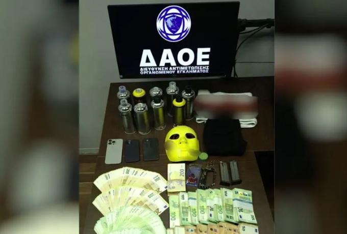 Μυστήριο με τα 302.000 ευρώ που βρέθηκαν στο σπίτι συλληφθέντα για οπαδικό επεισόδιο 16-03-2026 10:50