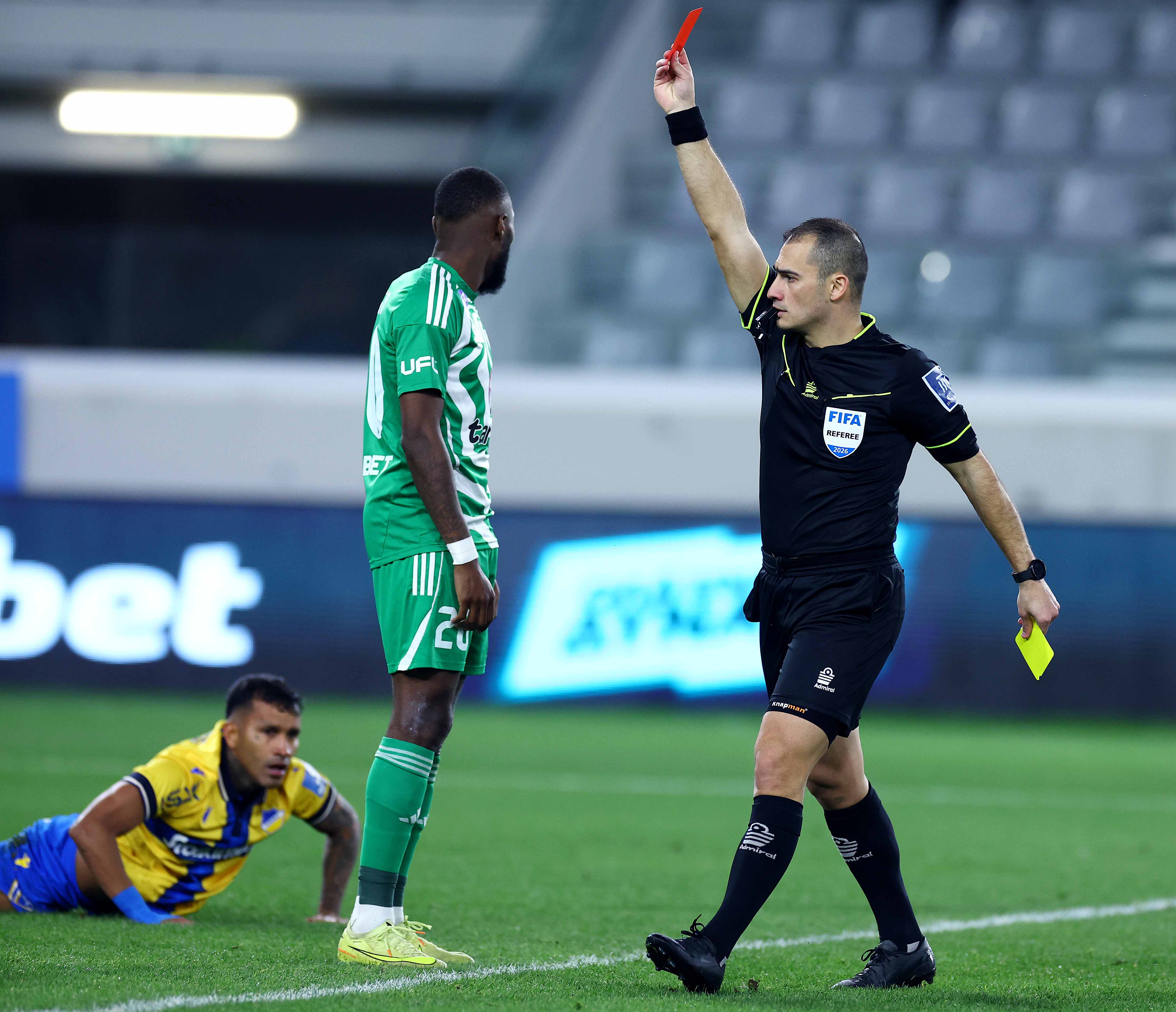 ΔΥΟ αποβολές στο Άρης-ΑΠΟΕΛ...