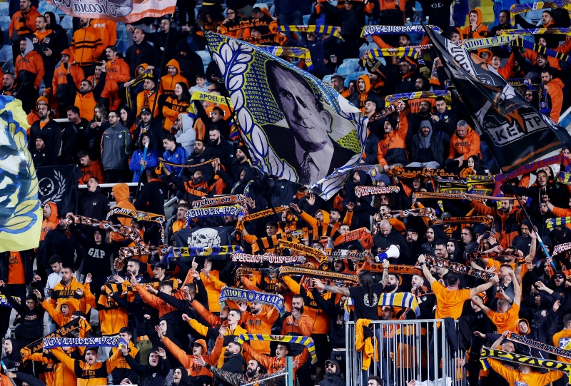 «Καζάνι που βράζει» ο κόσμος του ΑΠΟΕΛ – Τα… άκουσαν διαιτητής, Πετρίδης και παίκτες