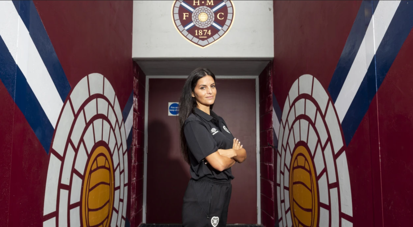 Μια Ισπανίδα οδηγεί την ομάδα της στον πιο… αναπάντεχο τίτλο του ευρωπαϊκού ποδοσφαίρου