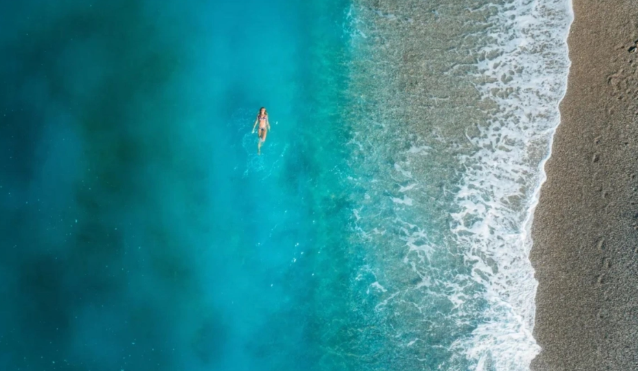 Πού βρίσκονται τα πιο κρυστάλλινα νερά στον κόσμο: Λίμνες και θάλασσες που αγγίζουν το όριο της καθαρότητας 