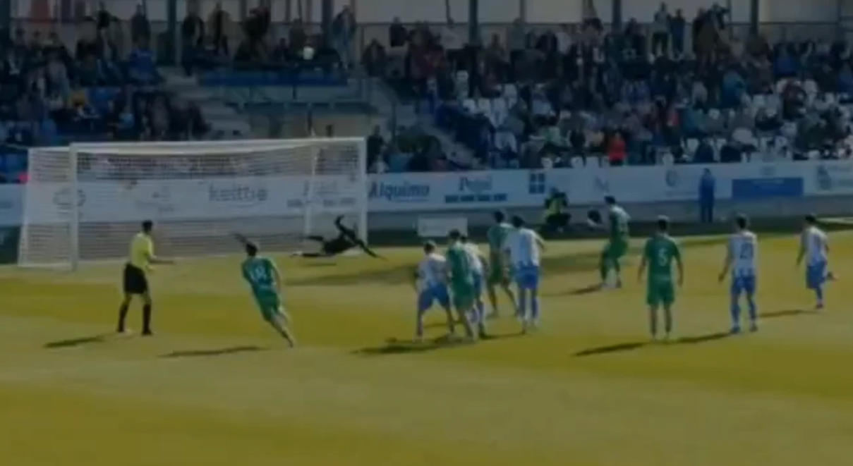 Το χειρότερο πέναλτι στην ιστορία: Ποδοσφαιριστής έστειλε την μπάλα έξω απ' το γήπεδο