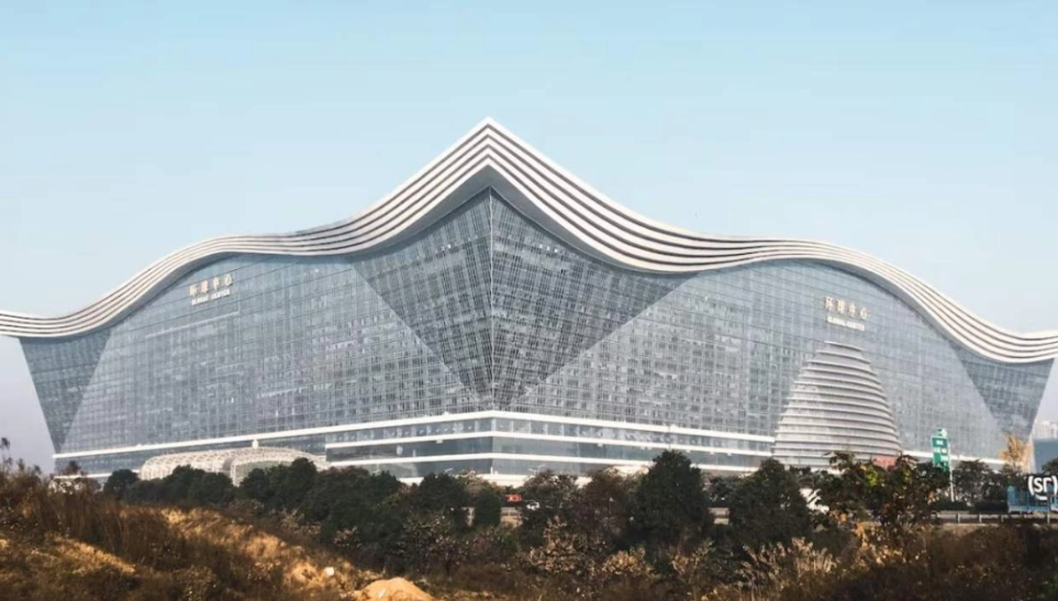 Το πιο φαρδύ κτήριο στον κόσμο: Βρίσκεται στην Κίνα και μπορεί να χωρέσει 20 Boeing 747  