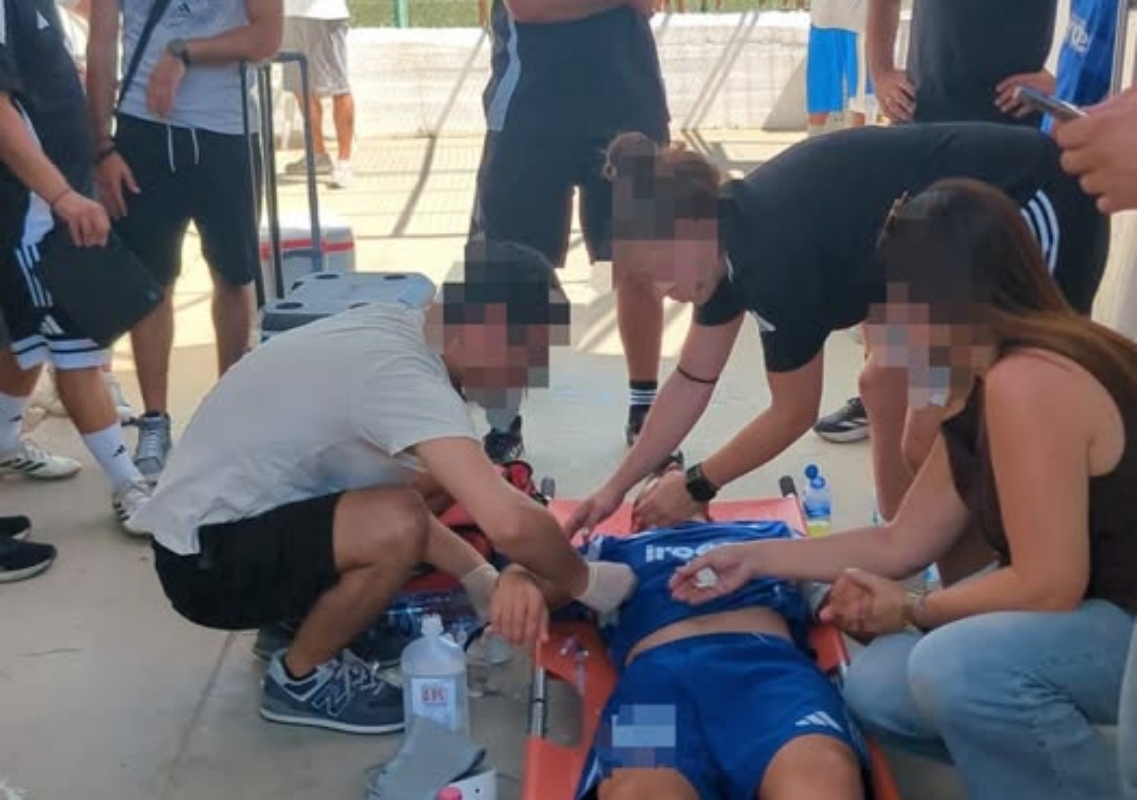 Κατάρρευση ποδοσφαιριστή σε αγώνα U19 - Έντονη αντίδραση Νεοφυτίδη: «Πόσο πρέπει να ρισκάρουμε;» 