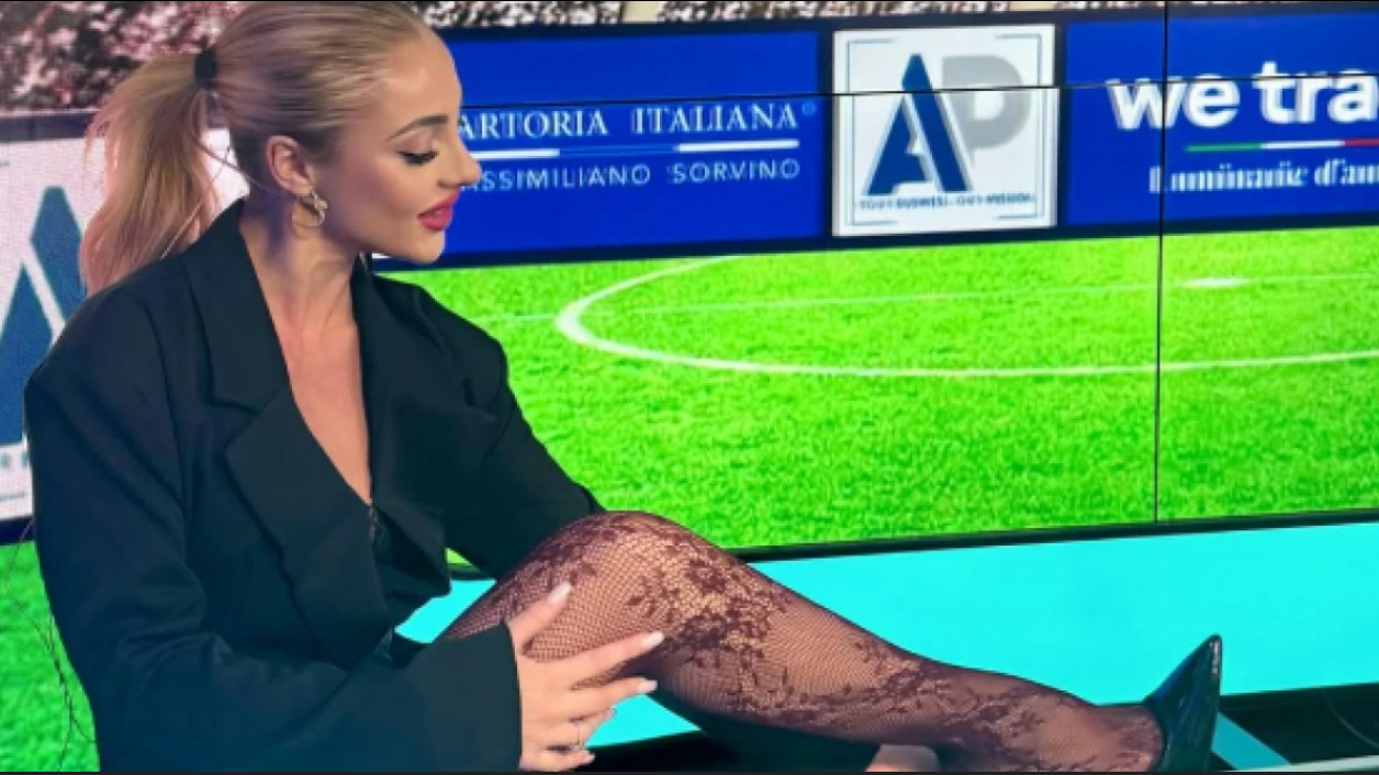 Το τολμηρό outfit της αθλητικής δημοσιογράφου προκάλεσε παραλήρημα - Πολλοί σχολίασαν ότι ήταν... ακατάλληλο (ΦΩΤΟΓΡΑΦΙΕΣ)