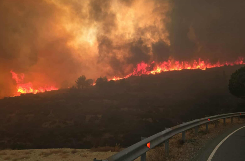LIVE: Πύρινη κόλαση στην Επαρχία Λεμεσού – Εκκενώνονται χωριά λόγω της φωτιάς – Κάηκαν σπίτια LIVE: Πύρινη κόλαση στην Επαρχία Λεμεσού – Εκκενώνονται χωριά λόγω της φωτιάς – Κάηκαν σπίτια