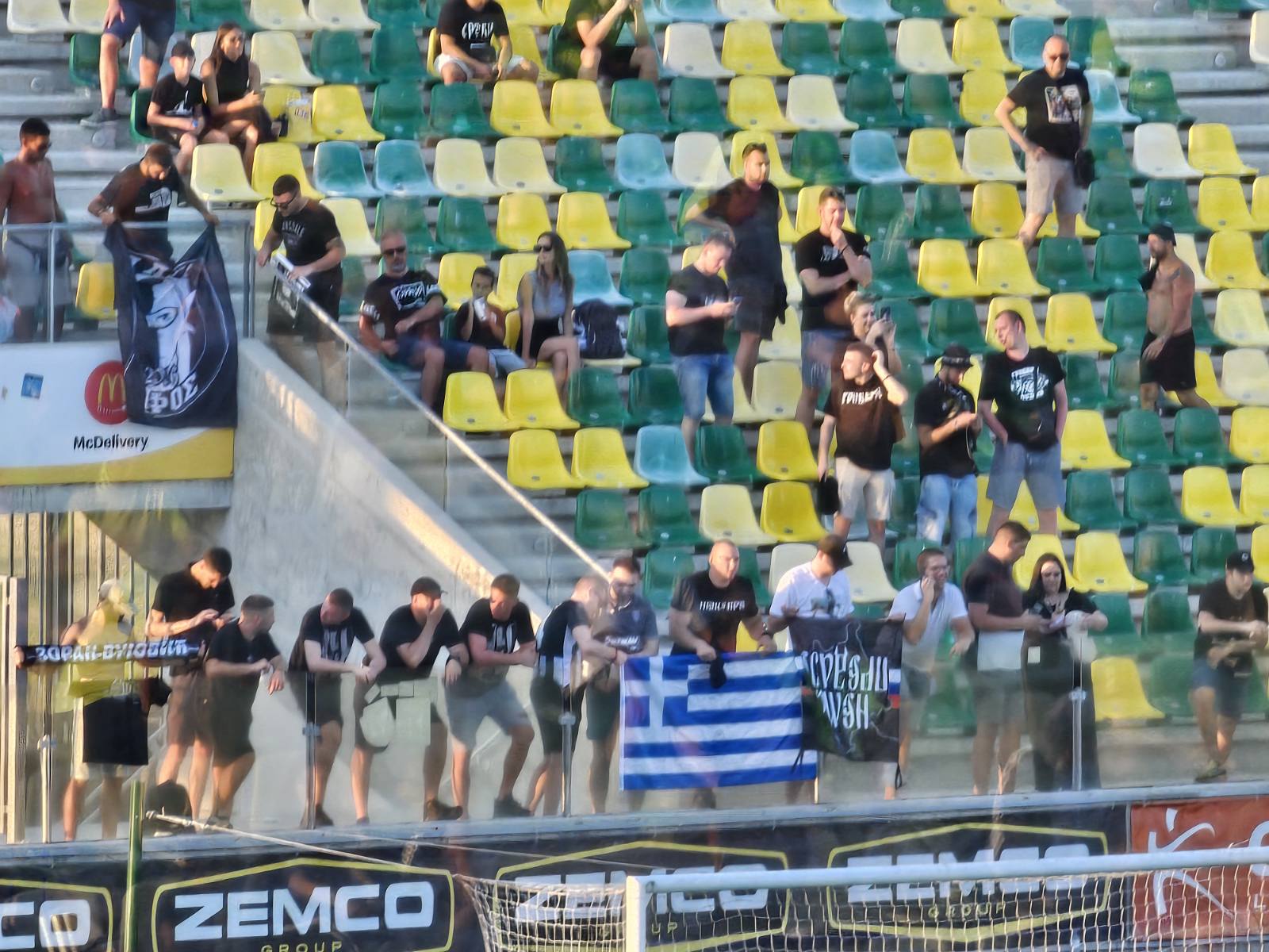 Παρουσία οπαδών Παρτίζαν με Ελληνική σημαία (Φωτογραφίες)