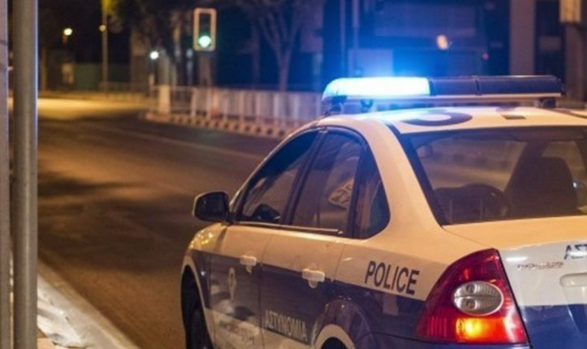 Επεισόδια Ομόνοια-ΑΠΟΕΛ: Ζημιές σε οχήματα – Συνελήφθη γυναίκα που εξύβρισε αστυνομικούς