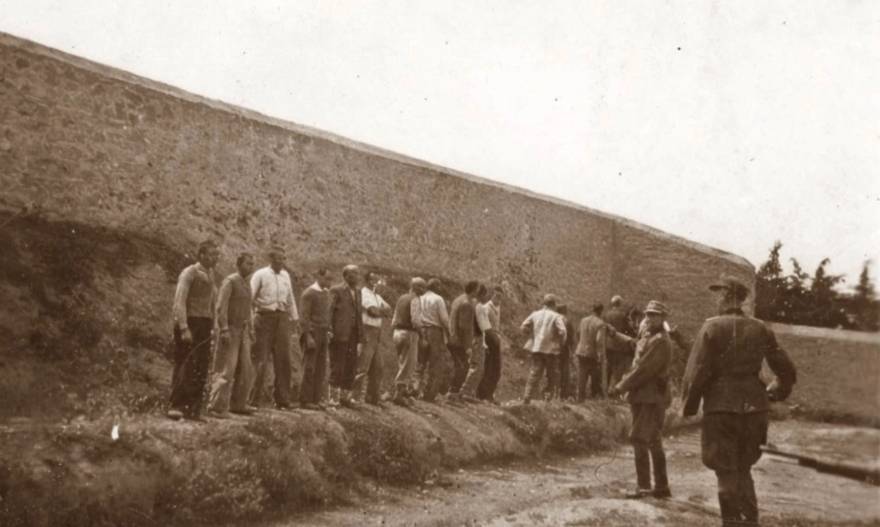 Ιστορική ημέρα: Για πρώτη φορά δημοσιεύονται φωτογραφίες από την εκτέλεση των 200 στην Καισαριανή