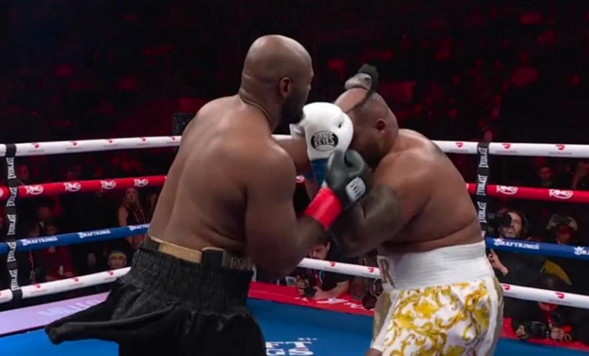 Απίθανη σκηνή: Πυγμάχος δέχτηκε γροθιά και του... ξεκόλλησε η περούκα! (ΒΙΝΤΕΟ)