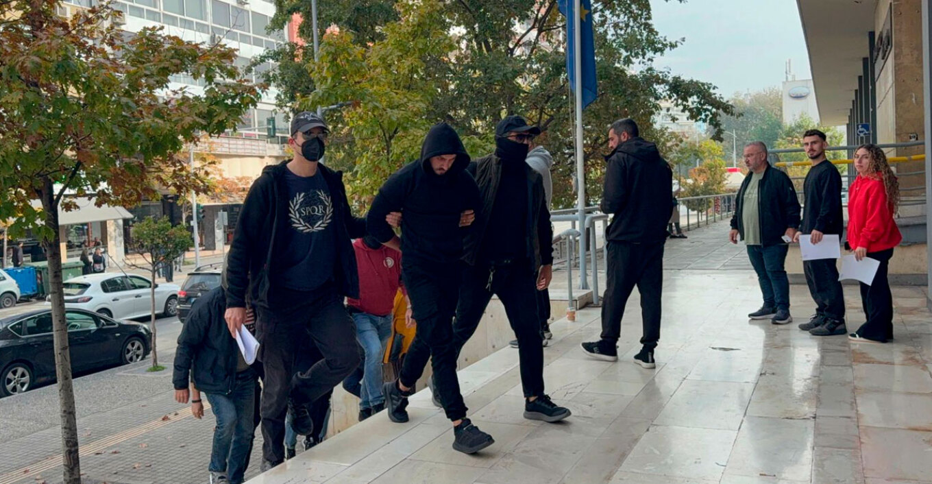 Video: Η στιγμή που μεταφέρονται στην Εισαγγελία οι δύο για τον φόνο του Δημοσθένους – Διέμενε από παιδί στην Κύπρο ο ένας Video: Η στιγμή που μεταφέρονται στην Εισαγγελία οι δύο για τον φόνο του Δημοσθένους – Διέμενε από παιδί στην Κύπρο ο ένας