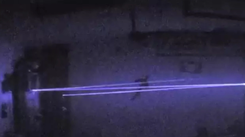 YouTuber καταγράφει την ταχύτητα του φωτός σε ένα απίστευτα σπάνιο βίντεο!