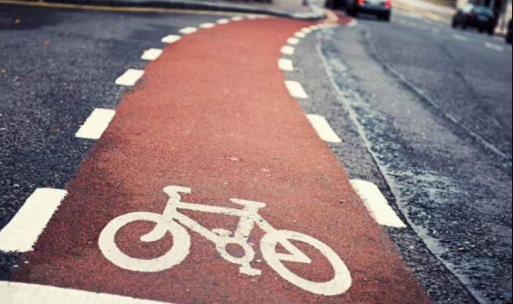 «Κράτος μπανανία»: Όχημα πάρκαρε και… «έκοψε» ποδηλατοδρόμο στα δύο – «Να τα σηκώνει γερανός» – Δείτε βίντεο