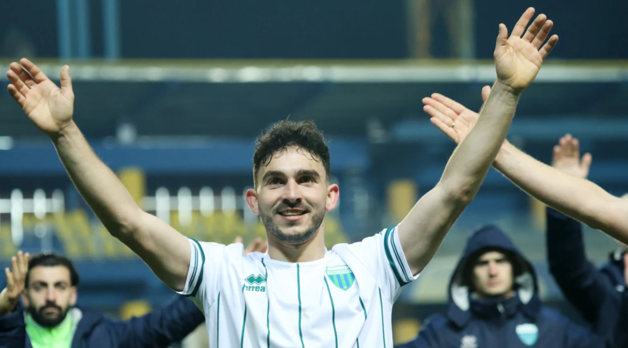 Ο Κωστή που έφυγε από Ολυμπιακό, δεν έκανε για Άρη, «έπαιξε» για ΠΑΟΚ, ΑΕΚ και Παναθηναϊκό, κάνει θαύματα