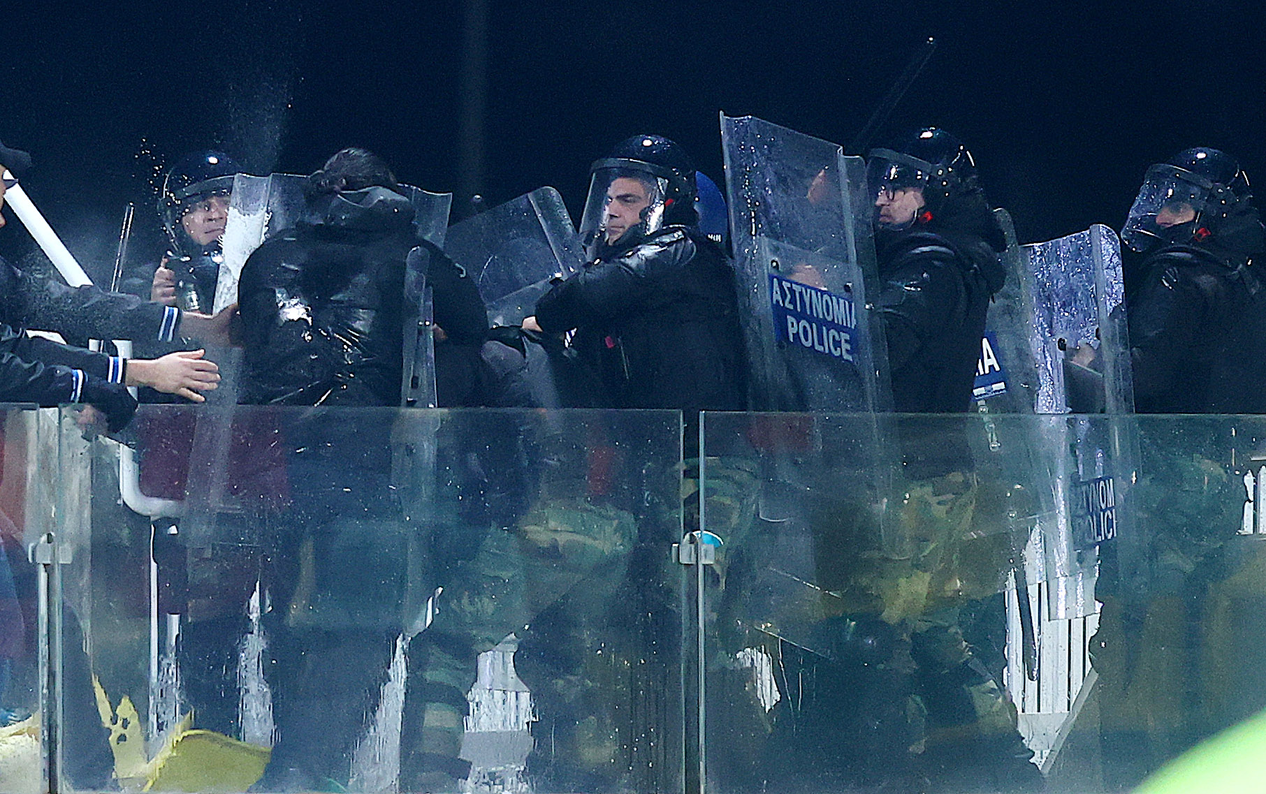 ΘΕΜΑ και στην Ελλάδα τα σοβαρά επεισόδια μεταξύ οπαδών της Ανόρθωσης και αστυνομίας