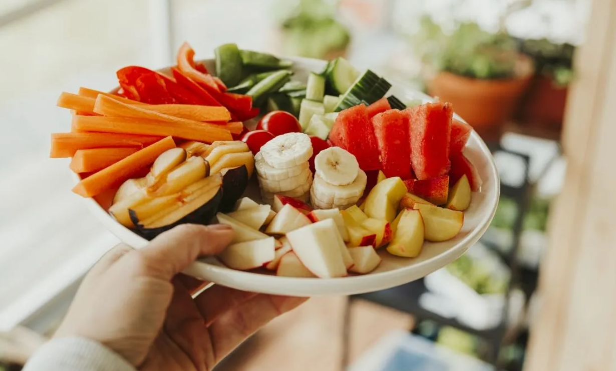 Αυτό είναι το φρούτο που θα σε βοηθήσει μετά το φαγητό