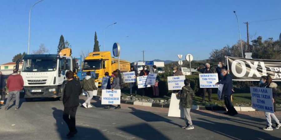 «Δεν τους θέλουμε στο χωριό μας» – Έκλεισαν τον δρόμο με τρακτέρ και νταλίκα - Ο λόγος της διαμαρτυρίας