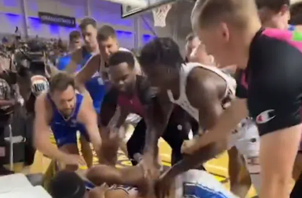 Καυγάς, κεφαλοκλείδωμα και επτά αποβολές σε αγώνα μπάσκετ στην Αυστραλία (BINTEO)