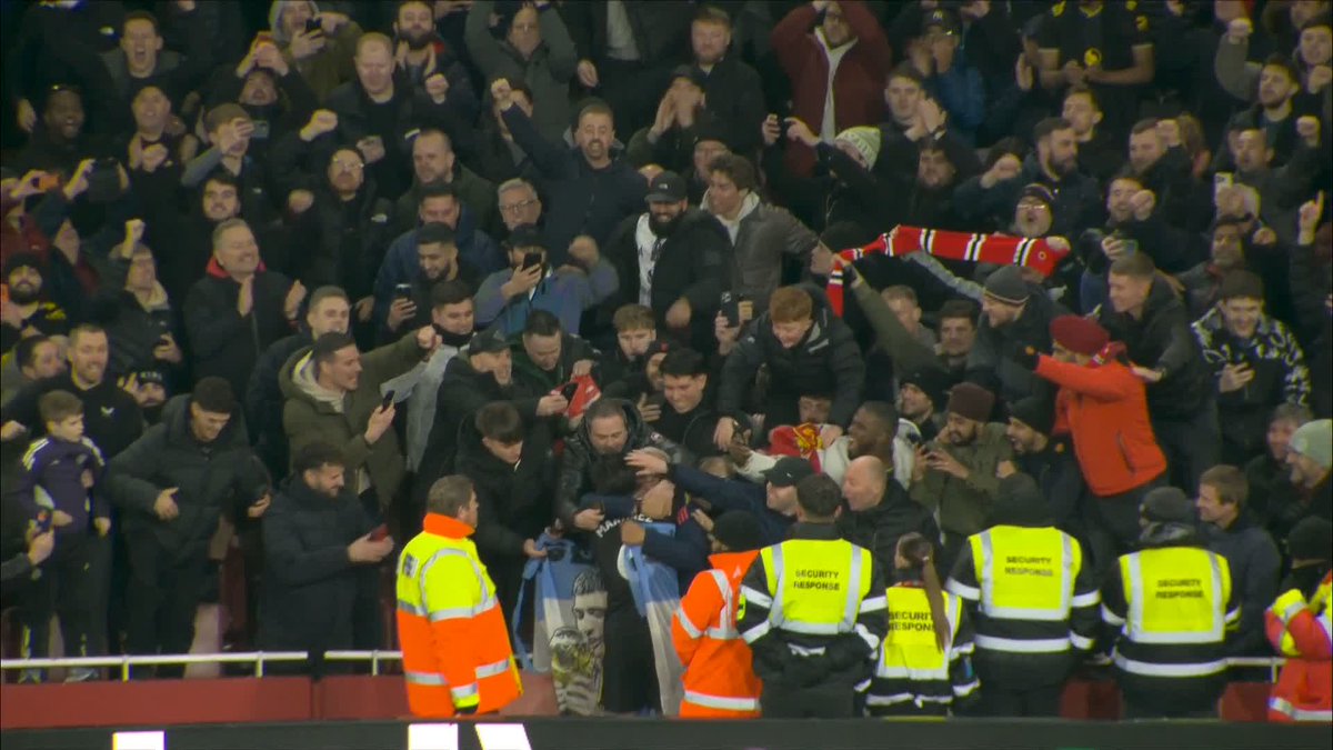 Μια αγκαλιά που αξίζει τα… πάντα: Ο Λισάντρο Μαρτίνεζ έκανε ματσάρα και το γιόρτασε με τον πατέρα του!