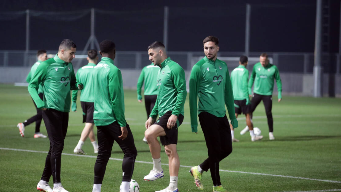 «Οι Έλληνες της Ομόνοιας αγκαλιά με το πρωτάθλημα: Πως το σηκώνει η ομάδα της Λευκωσίας»