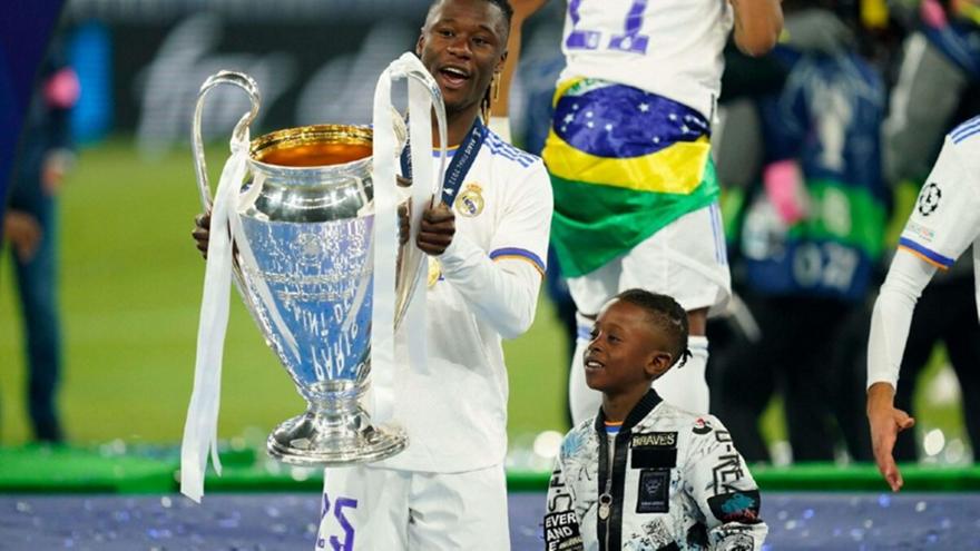 Προσφέρει νέο συμβόλαιο στον Καμαβινγκά με ρήτρα 1.000.000.000 ευρώ!