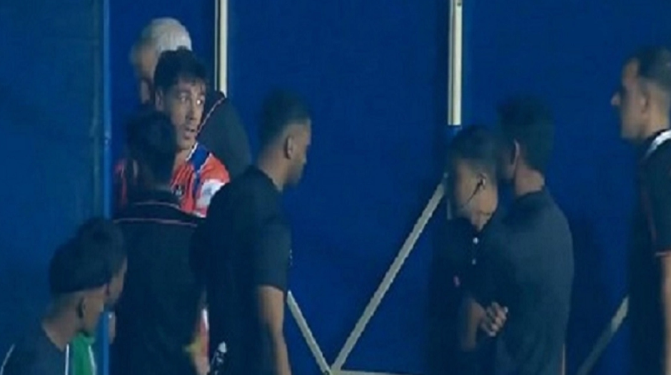 Απίστευτο σκηνικό στην Ινδία: Παίκτης αποβλήθηκε εξαιτίας του εσωρούχου του! (ΒΙΝΤΕΟ)