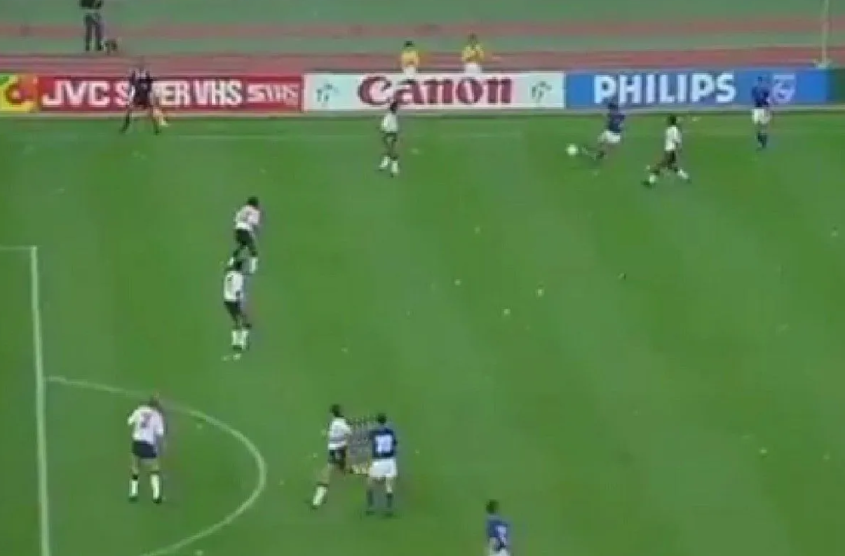 Το οφσάιντ-φάντασμα που είδε μόνο ο επόπτης στο Μουντιάλ του 1990 ανάμεσα σε Ιταλία και Αγγλία