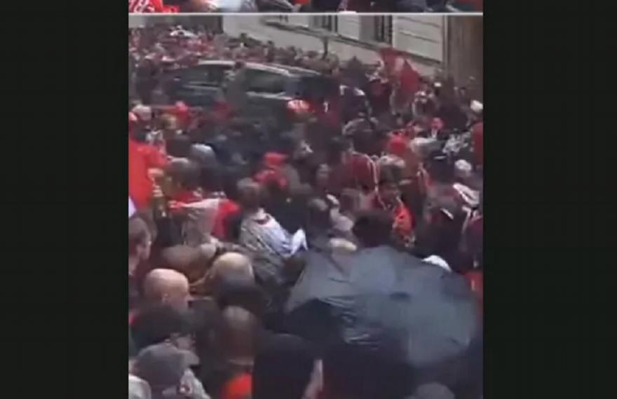 Η στιγμή που το αυτοκίνητο πέφτει πάνω σε οπαδούς της Λίβερπουλ – Καρέ καρέ η πορεία του (ΒΙΝΤΕΟ)