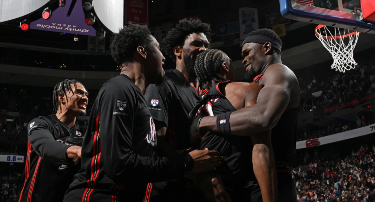 Αδιανόητο φινάλε στην Φιλαδέλφεια: Νικητήριο καλάθι του Ετζεκόμπε και απίθανο μπλοκ του Μάξεϊ (BINTEO)