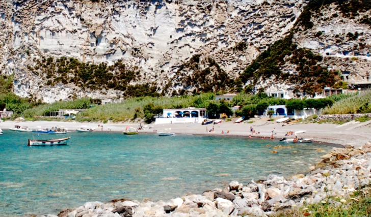 Ούτε δρόμους, ούτε σήμα: Το ιταλικό νησί που παραμένει ανέγγιχτο από την προϊστορική εποχή