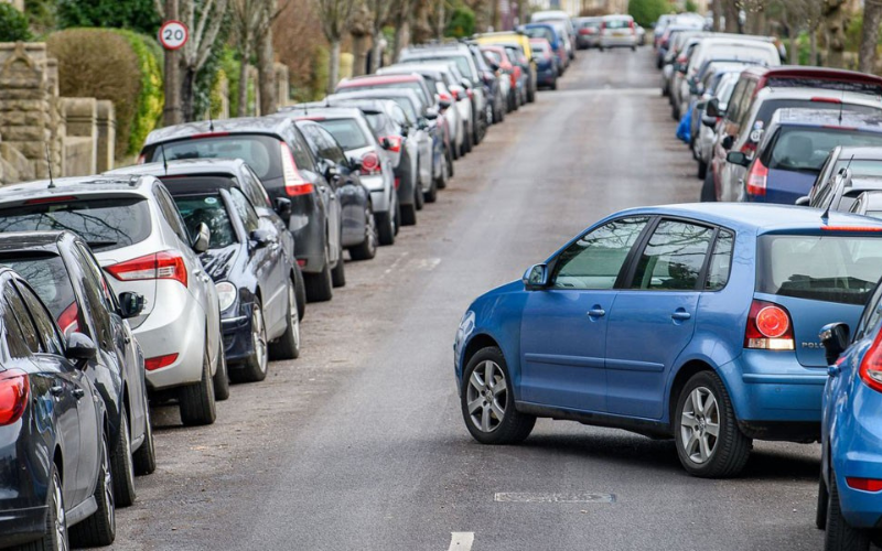 «Γεμίσαμε γάρους…»: Πάρκαρε όχι σε μία αλλά σε... δύο θέσεις στάθμευσης ΑμεΑ - Δείτε φωτογραφία